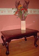 MESA DE CENTRO TALLADA CUBIERTA DE VIDRIO