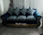 Sofa cuadrado con aplicaciones en madera