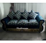 Sofa con aplicaciones en madera