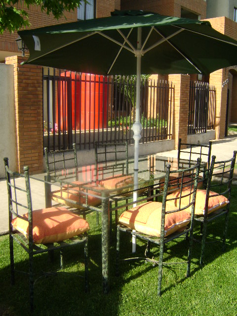 MUEBLE DE TERRAZA CON SOMBRILLA -www.mueblesetruscos.cl - MUEBLES