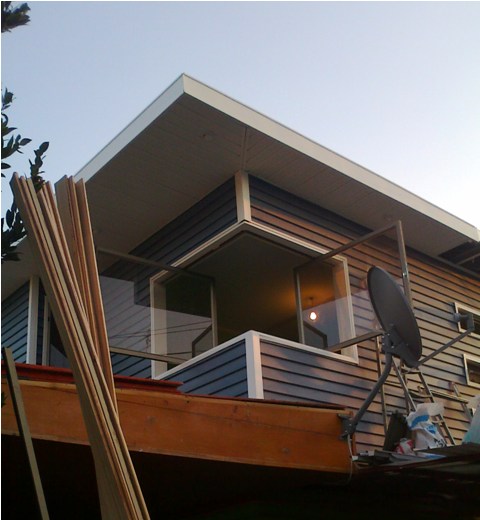 Casa residencial, familiar.: Ventanas de madera bow windows