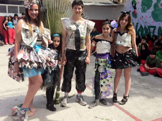 Actividad: Trajes reciclados con temática ochentera.