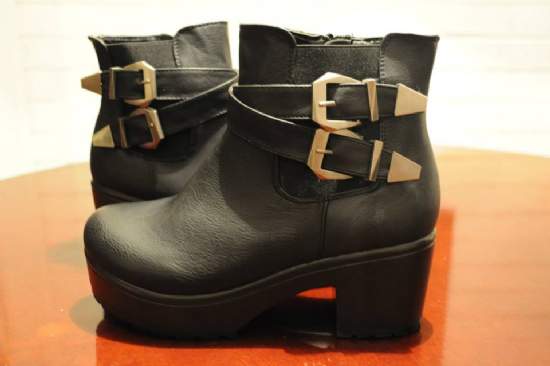 Botin con plataforma alta negroBotin con plataforma alta  negrowww.calzadosdecuero.cl - calzados de cuero, calzado de cuero, zapatos  de cuero, zapato de cuero, panchas de cuero, pacha de cuero, bucaneras de  cuero, bucanera
